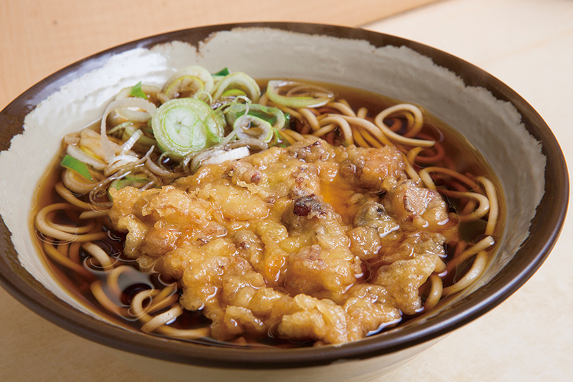 ↑げそ天そば(380円)。げそは小ぶりに切られて食べやす い。つゆをたっぷり含んだ衣とげそ をそばとともに食べれば、これぞB級 グルメの極みだ